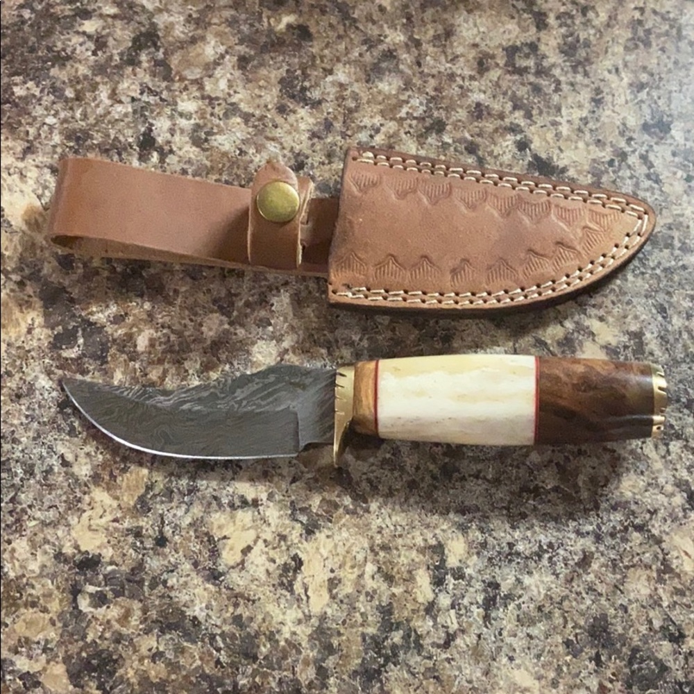Damascus steel handmade hunting knife.